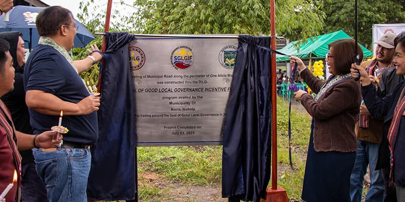 alicia-inaugurates-sglg-funded-local-access-road3