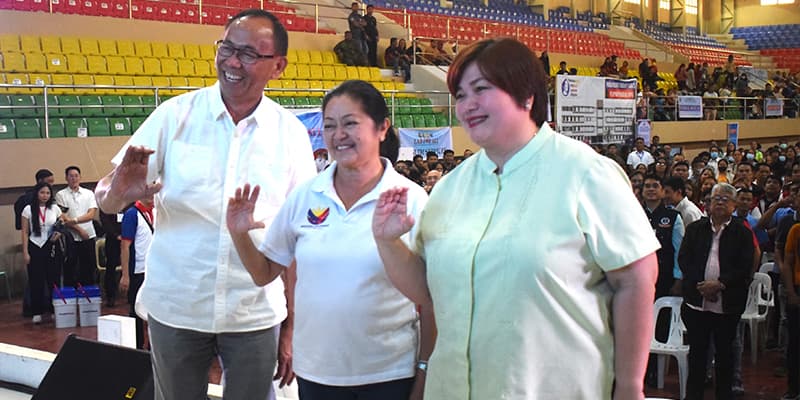 First Lady Liza Marcos poses with the hand gesture C with Gov. Mamba and Tuguegarao City Mayor Maila S. Ting-Que