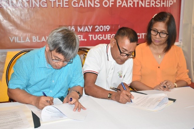 op Right Photo: DILG RD Jonathan Paul M. Leusen, Jr., CESO III (L), SWISA Regional Chairperson Simeon Taruc (C), DILG Isabela PD Engr. Corazon D. Toribio, CESO V (R) signs the Memorandum of Agreement for the Implementation of Federalism Program Bottom Photo: Participants during the 2019 MSAC